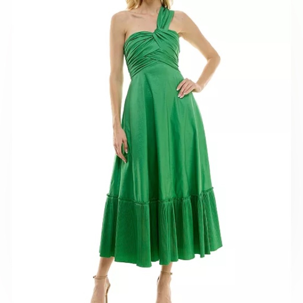NWT Taylor One-Shoulder Gown